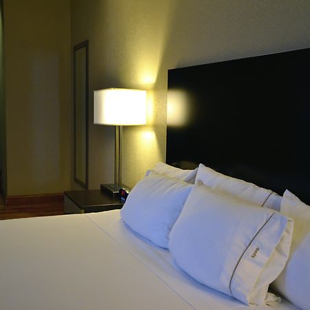 Holiday Inn Express Cleveland Downtown By Ihg Exterior photo