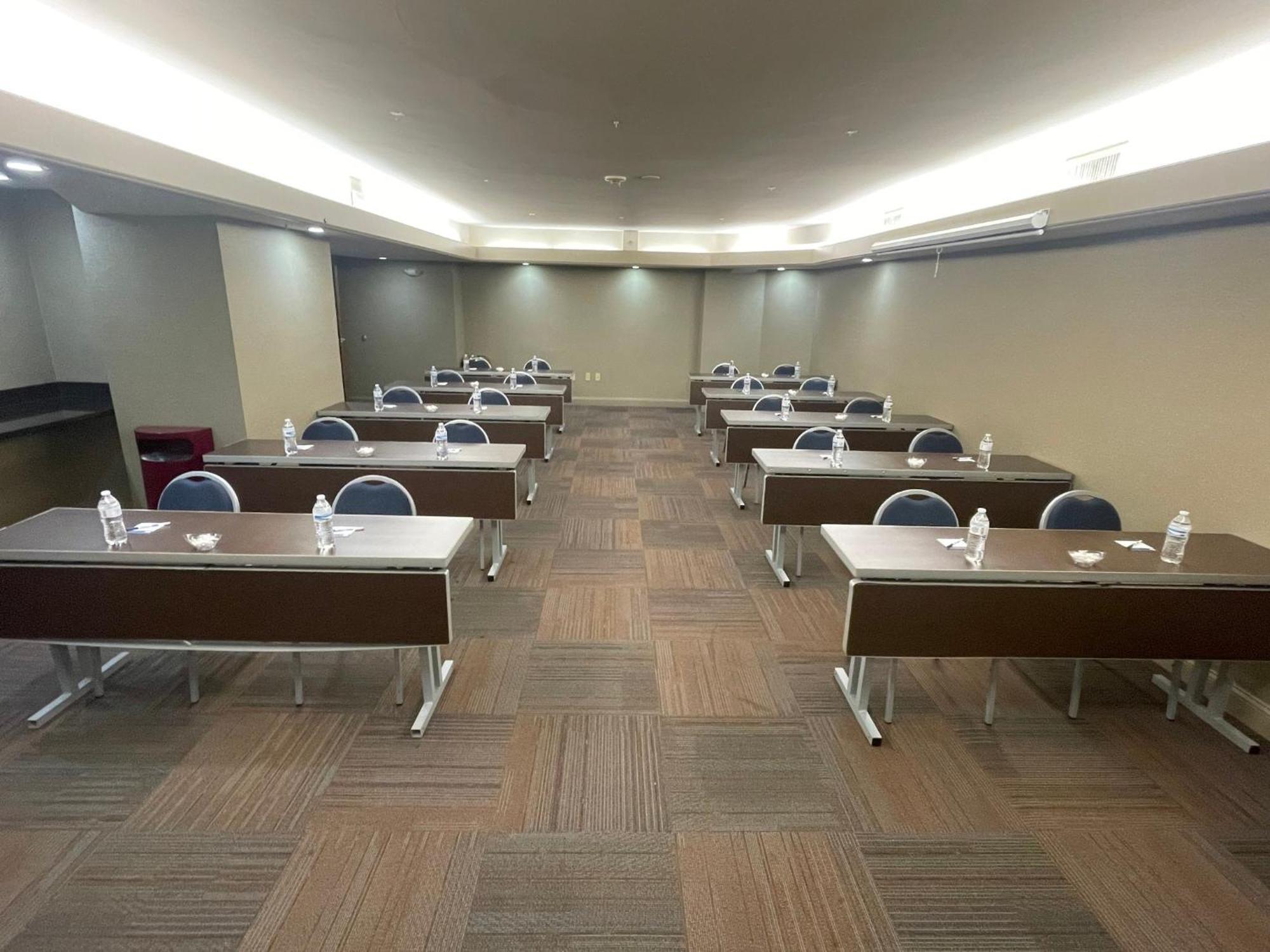 Holiday Inn Express Cleveland Downtown By Ihg Exterior photo