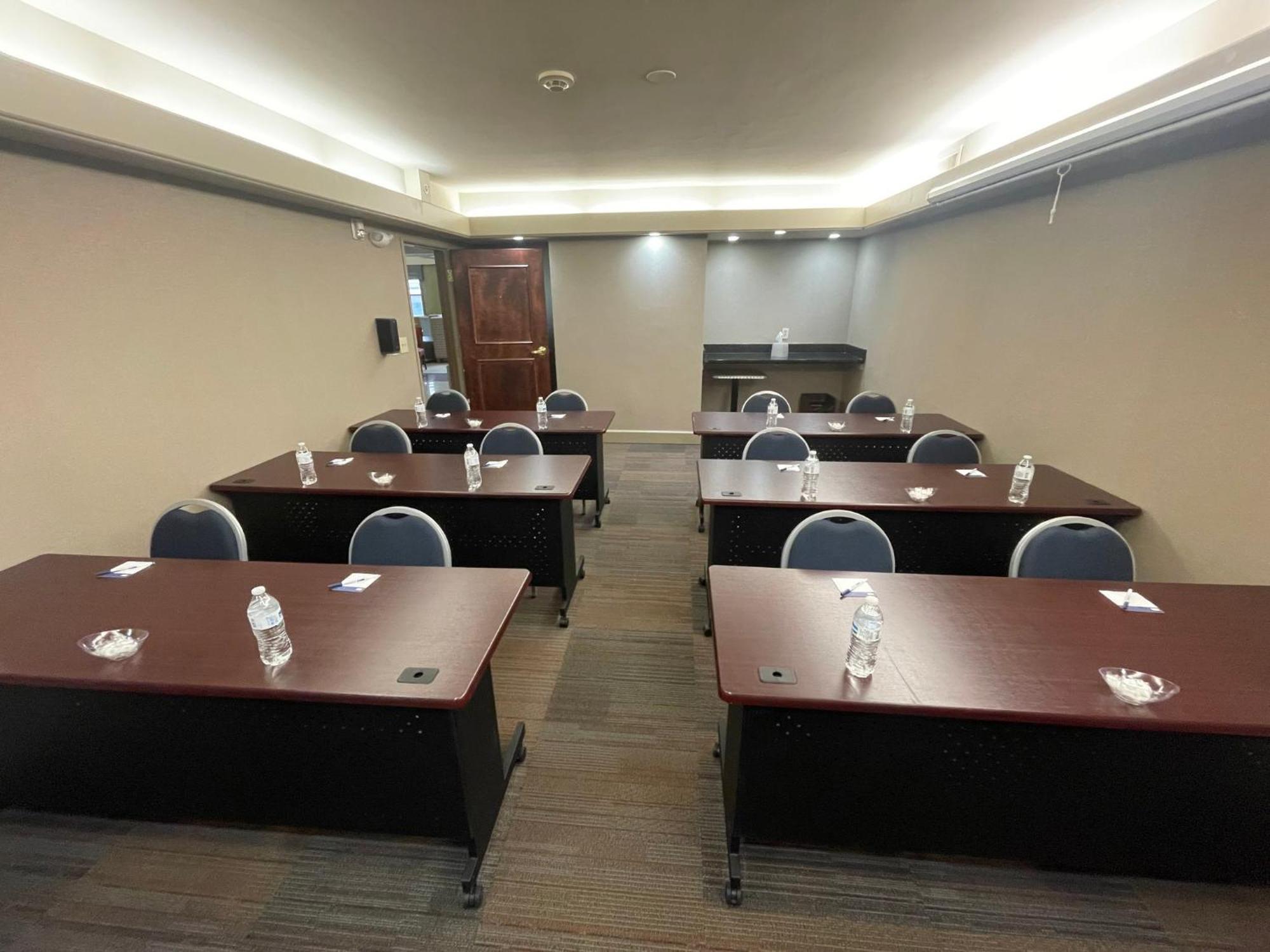 Holiday Inn Express Cleveland Downtown By Ihg Exterior photo