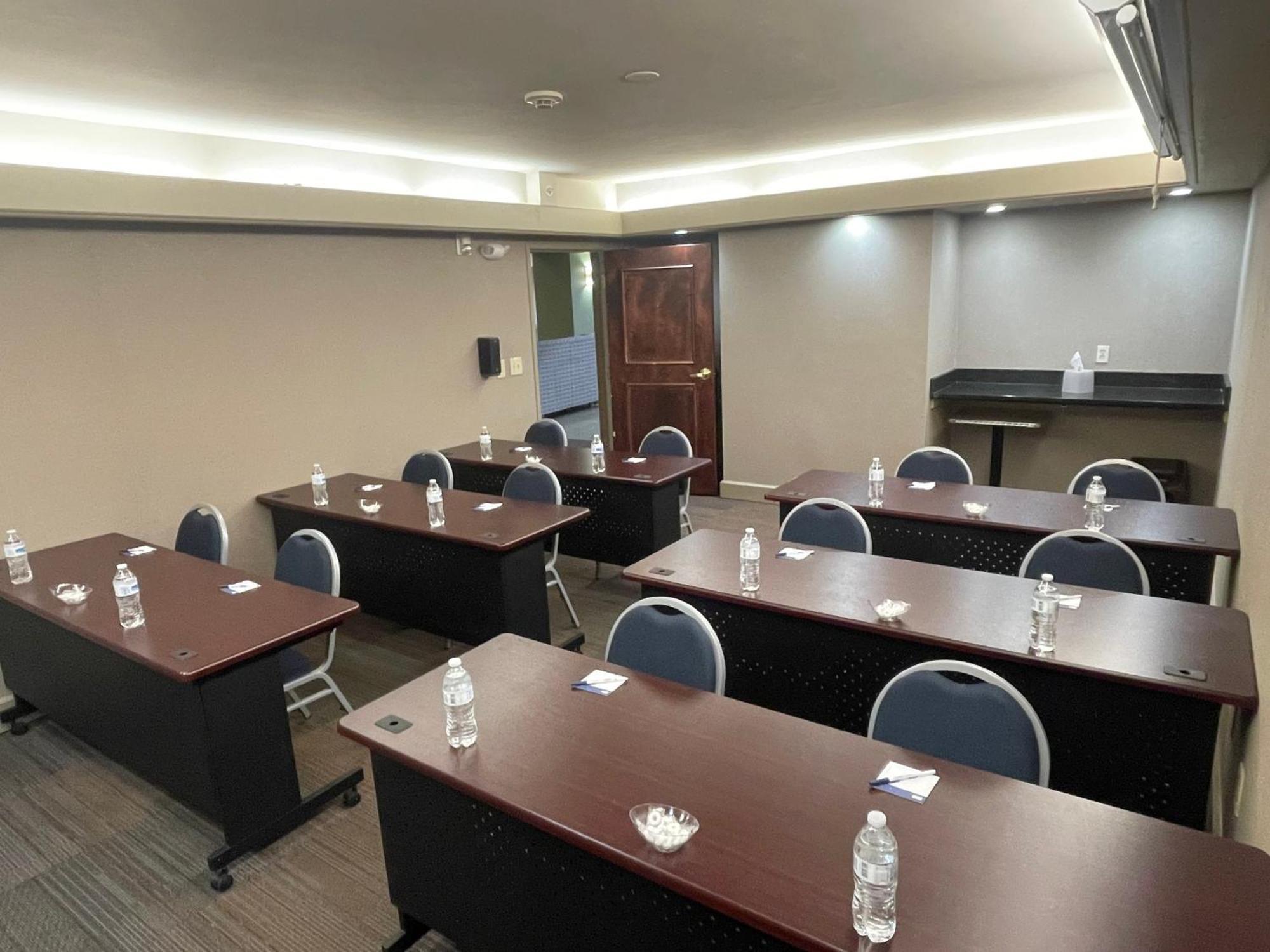 Holiday Inn Express Cleveland Downtown By Ihg Exterior photo