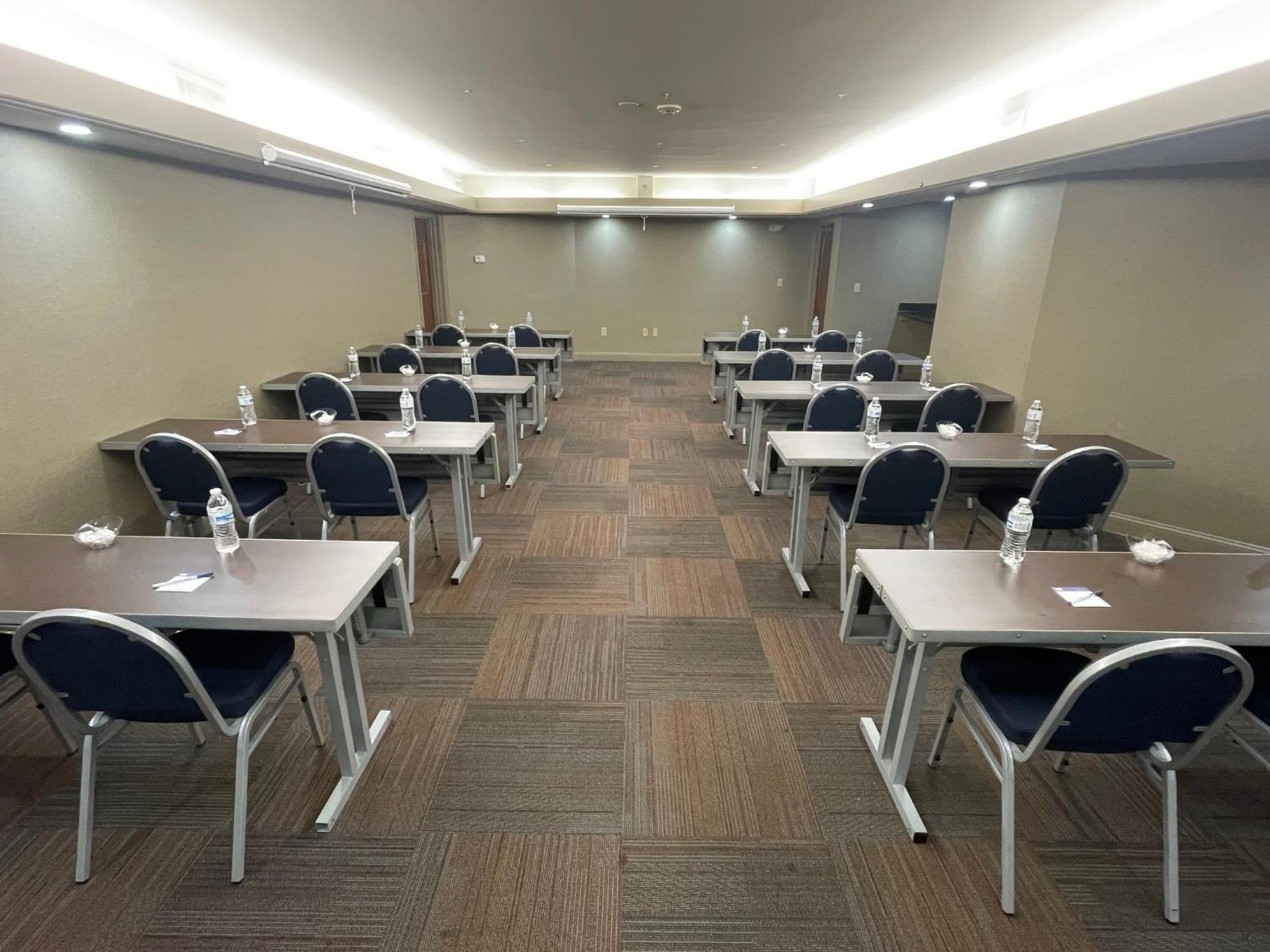 Holiday Inn Express Cleveland Downtown By Ihg Exterior photo