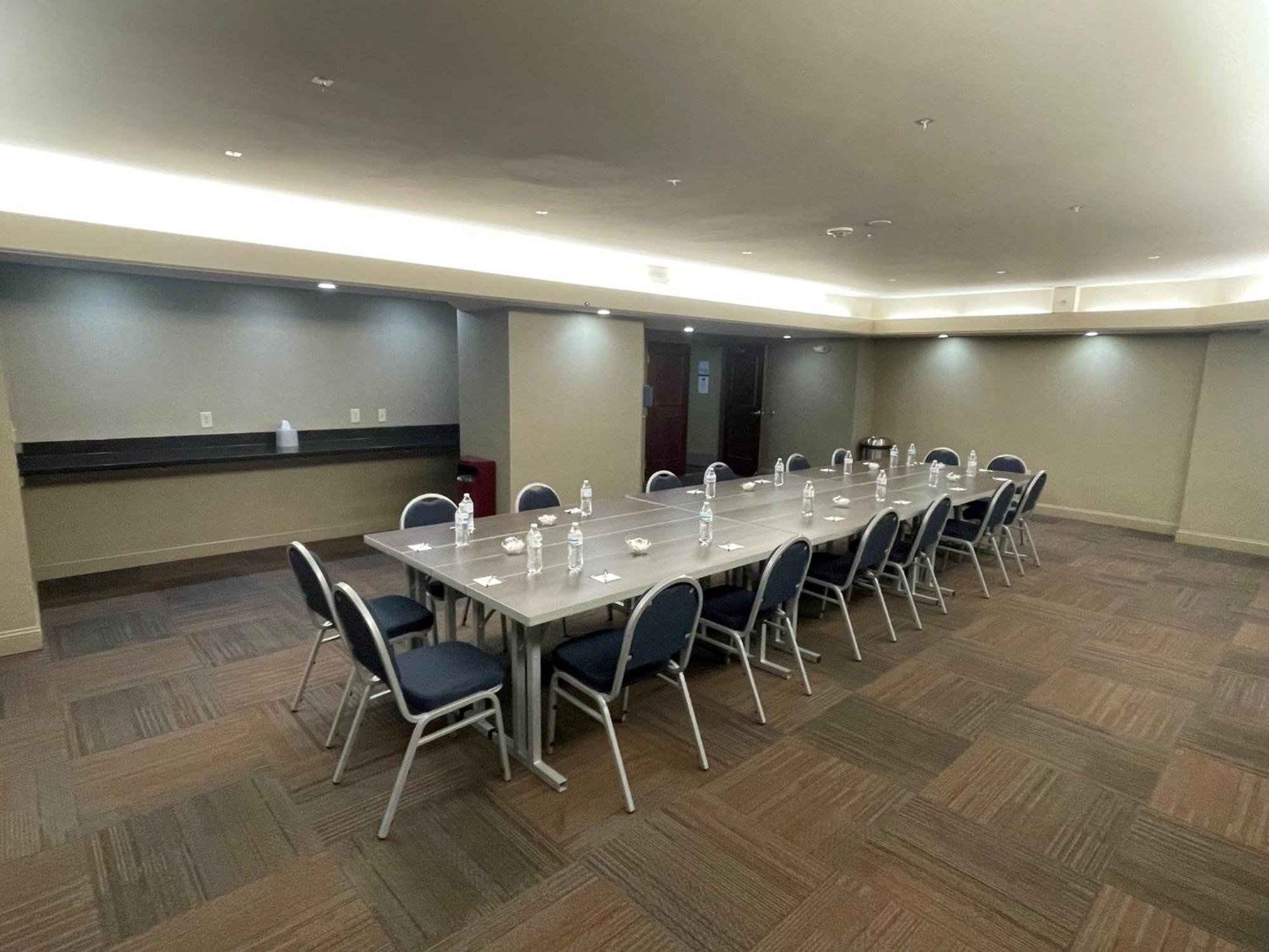 Holiday Inn Express Cleveland Downtown By Ihg Exterior photo