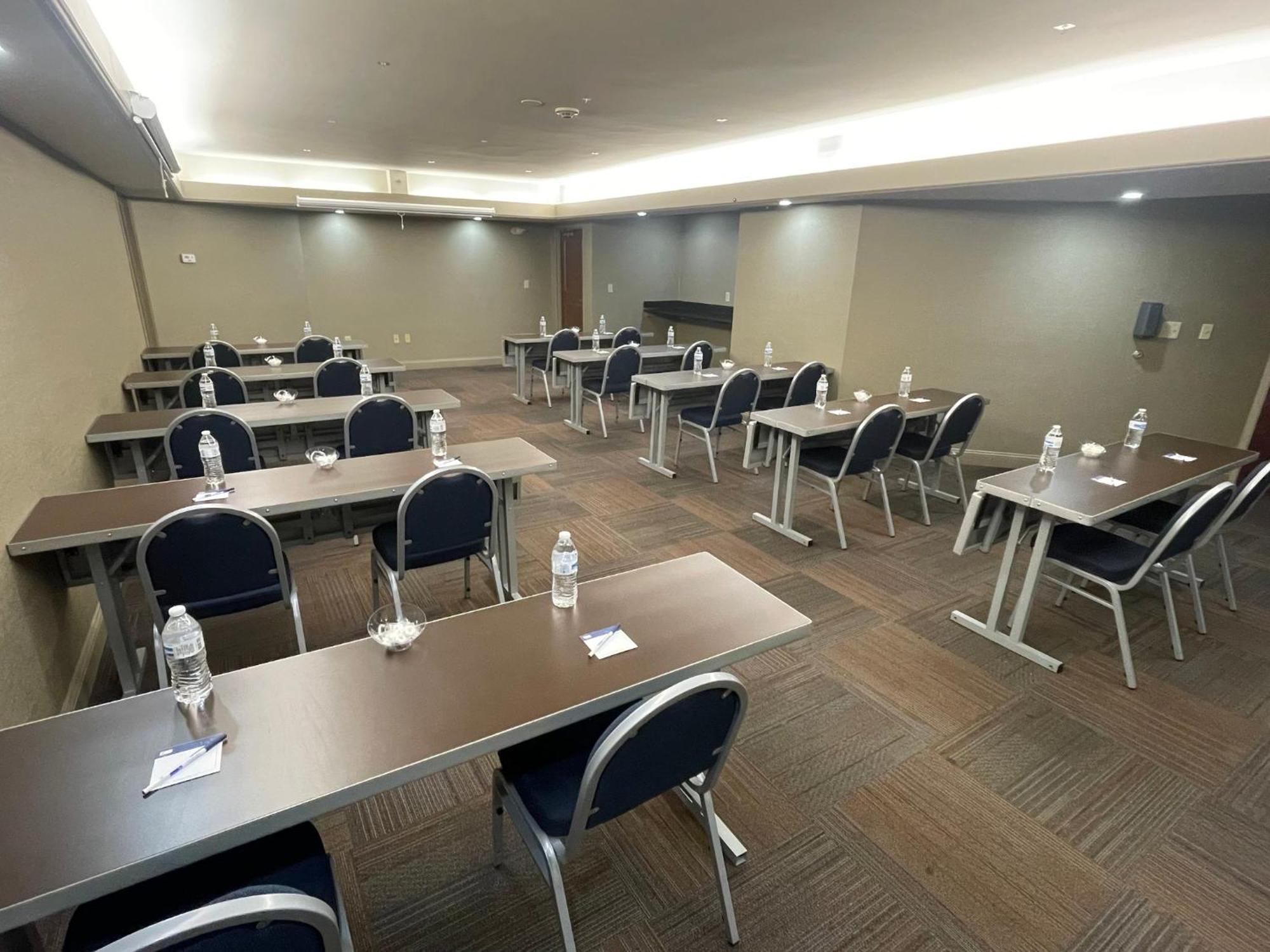 Holiday Inn Express Cleveland Downtown By Ihg Exterior photo