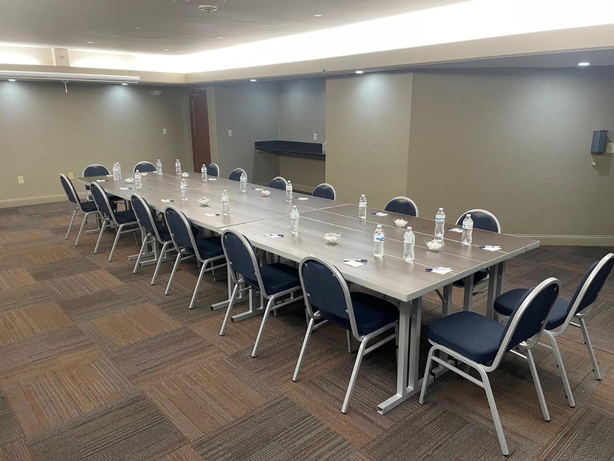 Holiday Inn Express Cleveland Downtown By Ihg Exterior photo